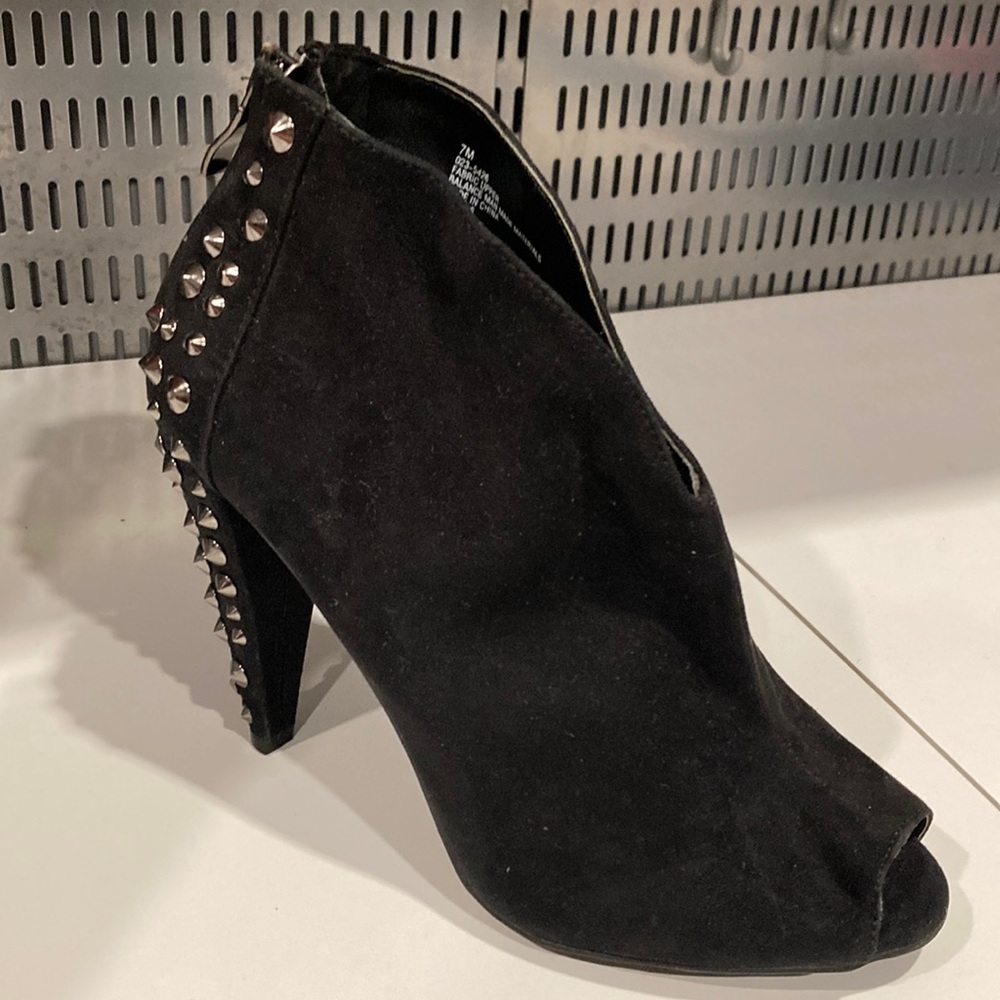 Cosmopolitan bootie  size 7